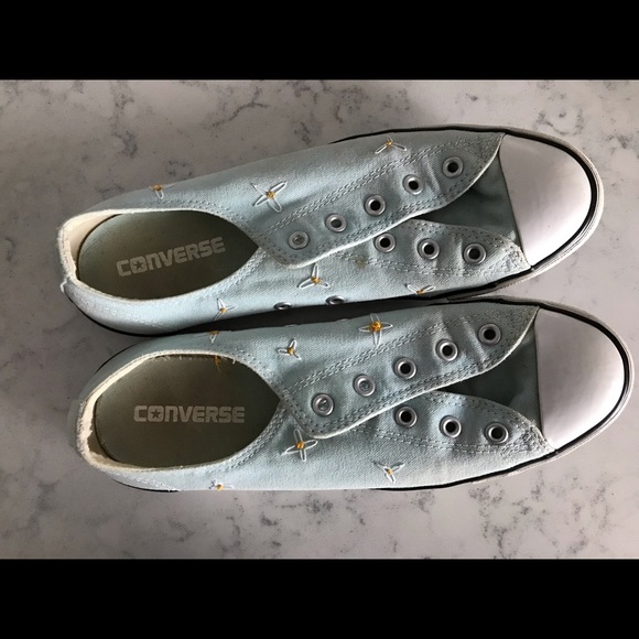 Hand embroidered flower converse - Picture 2 of 5